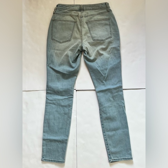 Universal Thread Women's Light Blue Mid-Rise Curvy Skinny Distressed Jeans Sz 4 - Picture 10 of 12